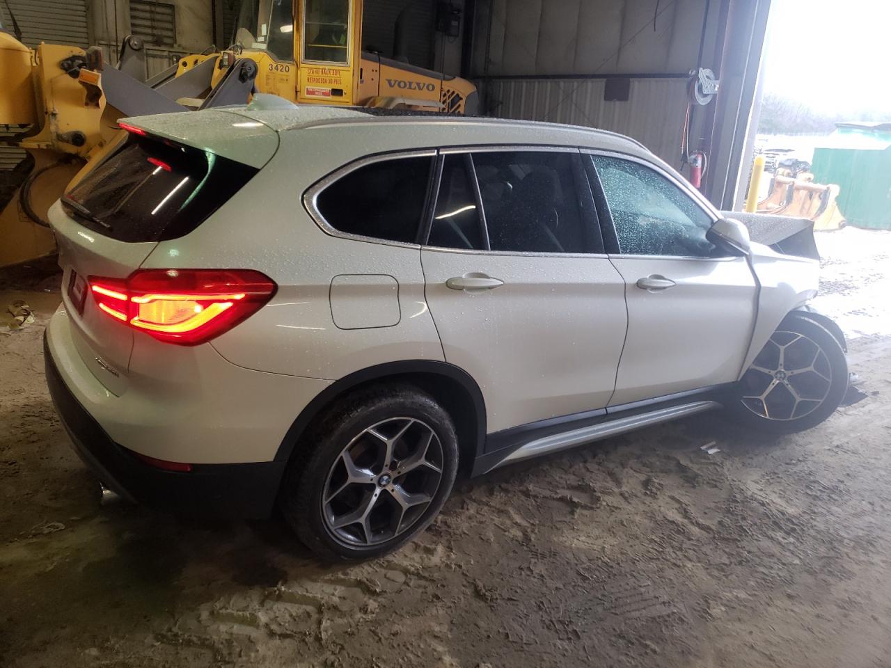 VIN WBXHT3C3XJ3H32417 2018 BMW X1