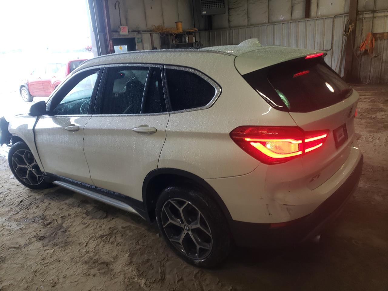 VIN WBXHT3C3XJ3H32417 2018 BMW X1