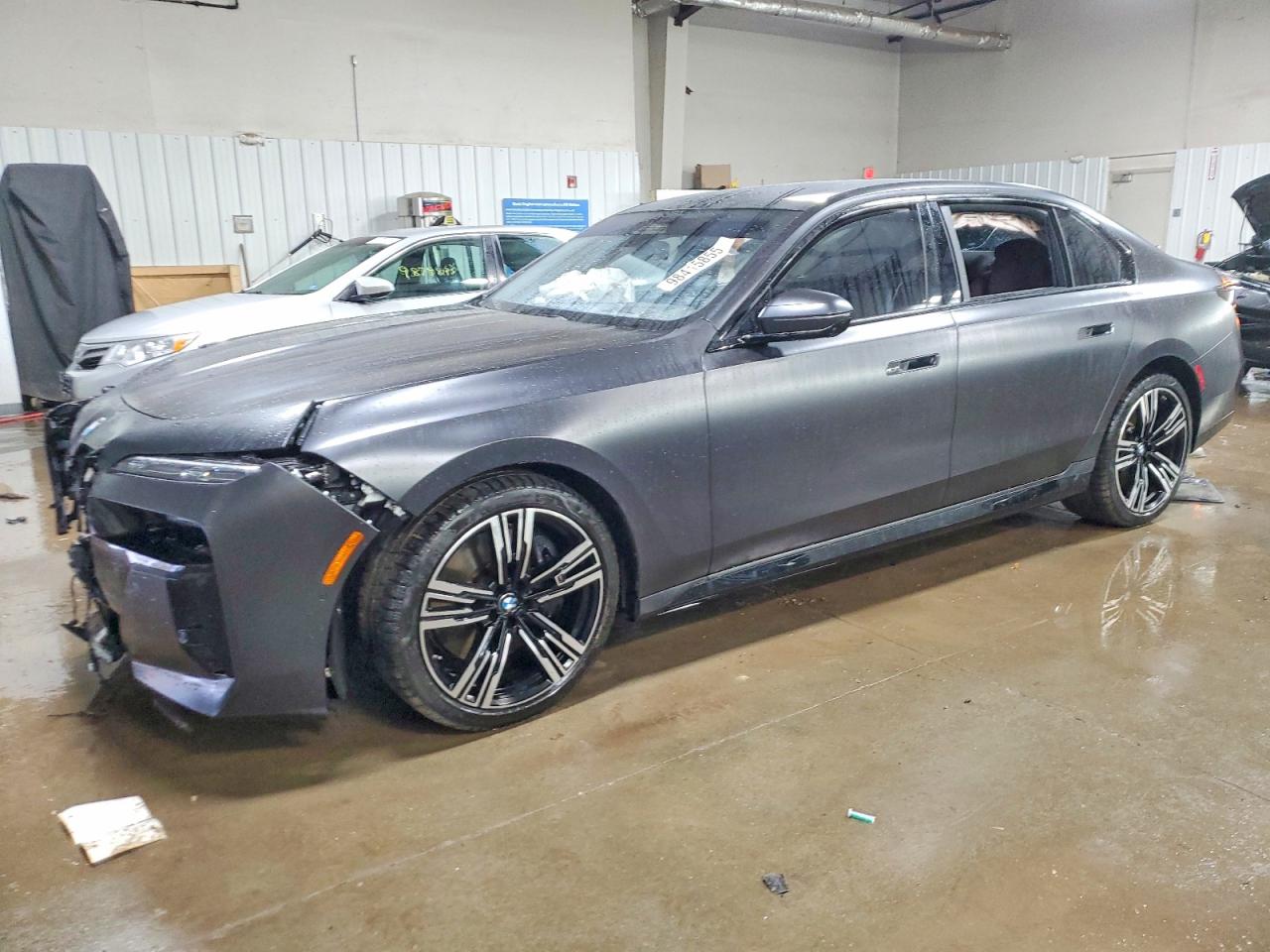 BMW 760 2023