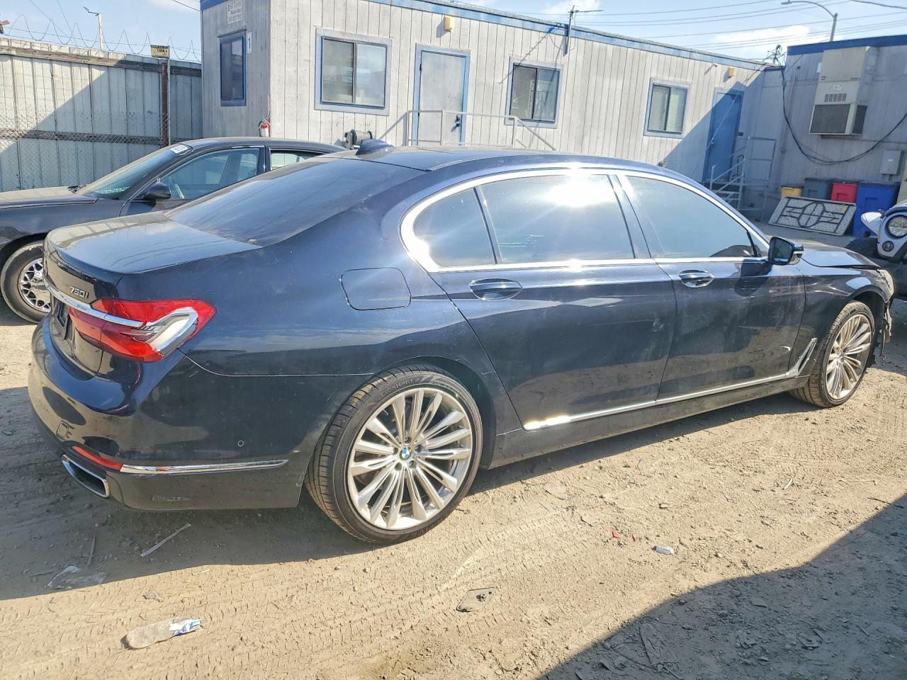 VIN WBA7F2C58HG422209 2017 BMW 750