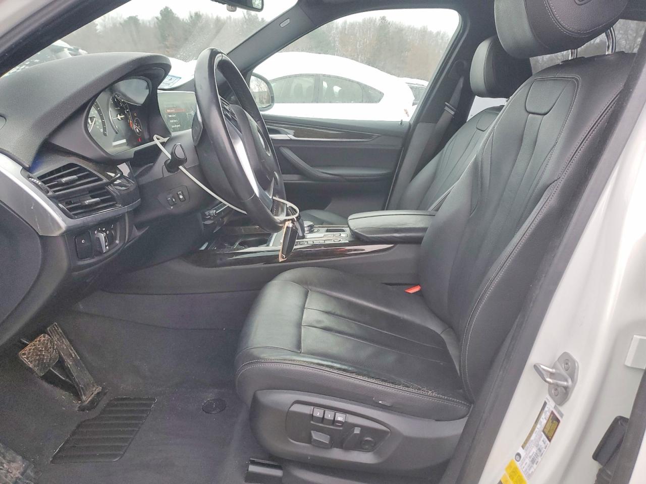 VIN 5UXKT0C56J0W02165 2018 BMW X5 XDR40E