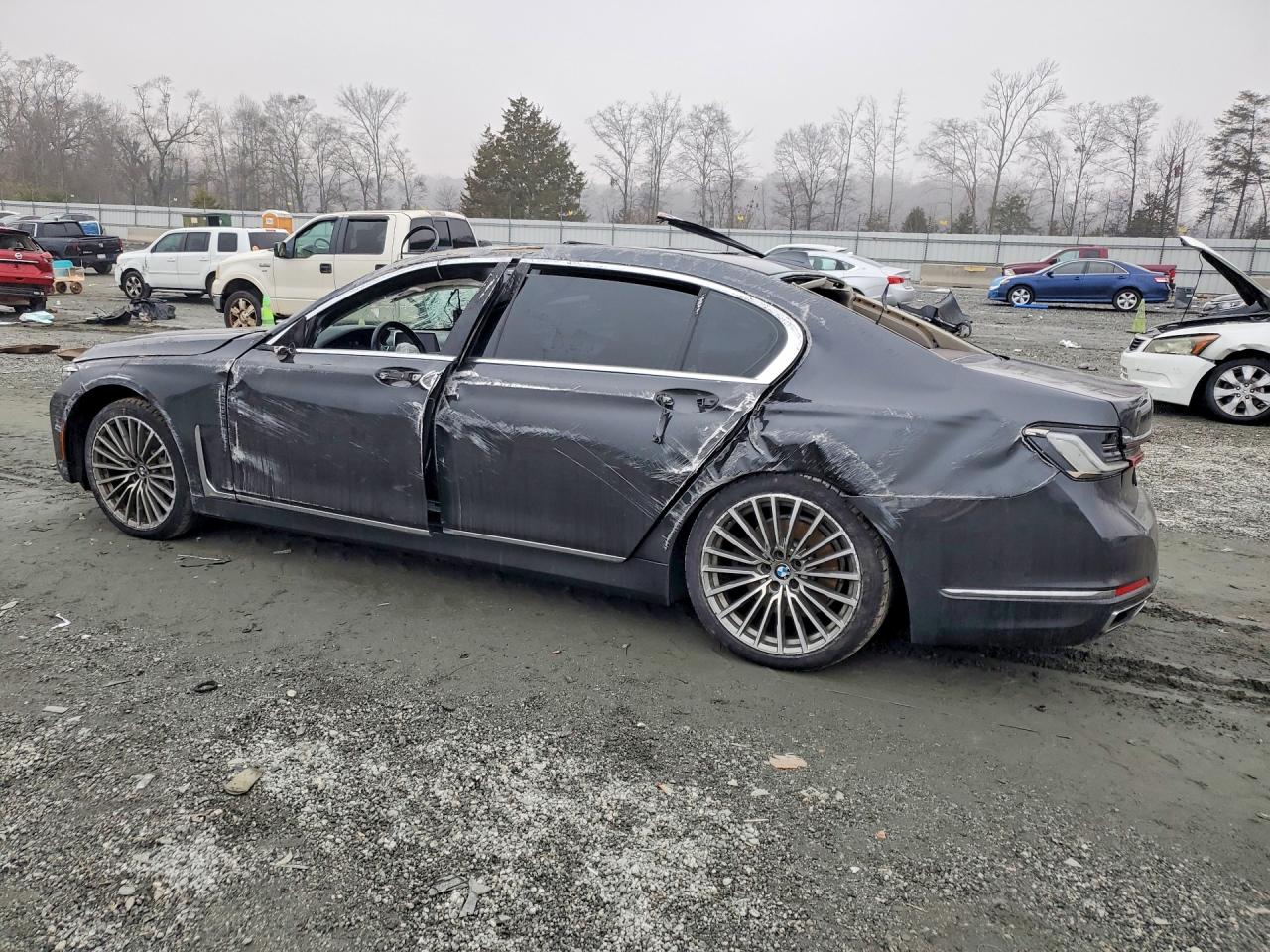 VIN WBA7T2C07MCE44073 2021 BMW 740