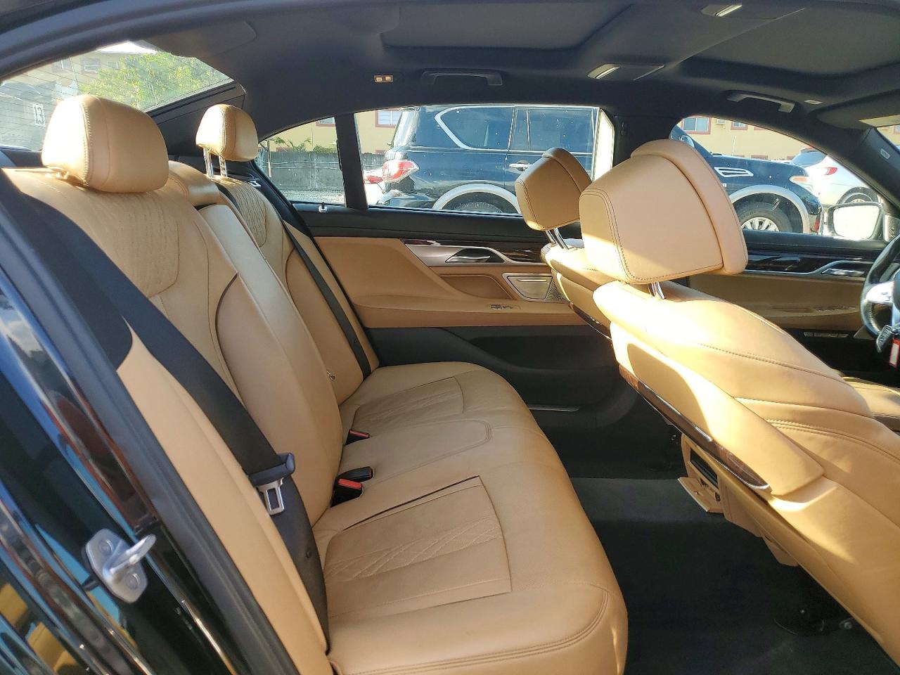 VIN WBA7F2C57JG423745 2018 BMW 750