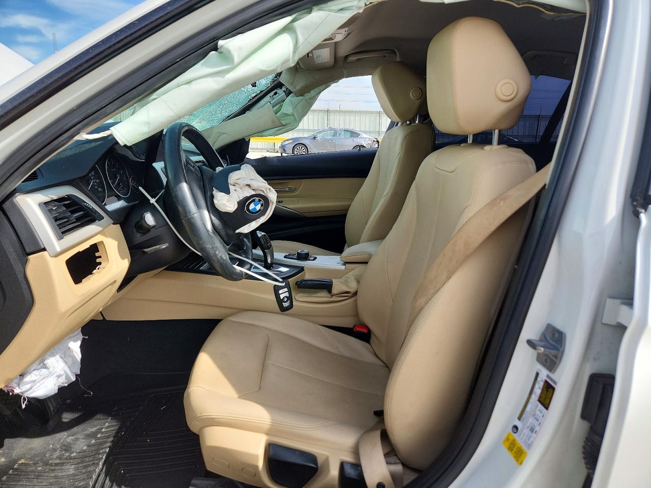 VIN WBA8A9C56JK622875 2018 BMW 320