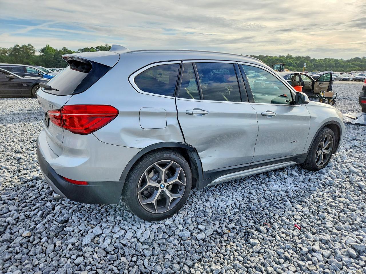 VIN WBXHT3C35J5F92300 2018 BMW X1