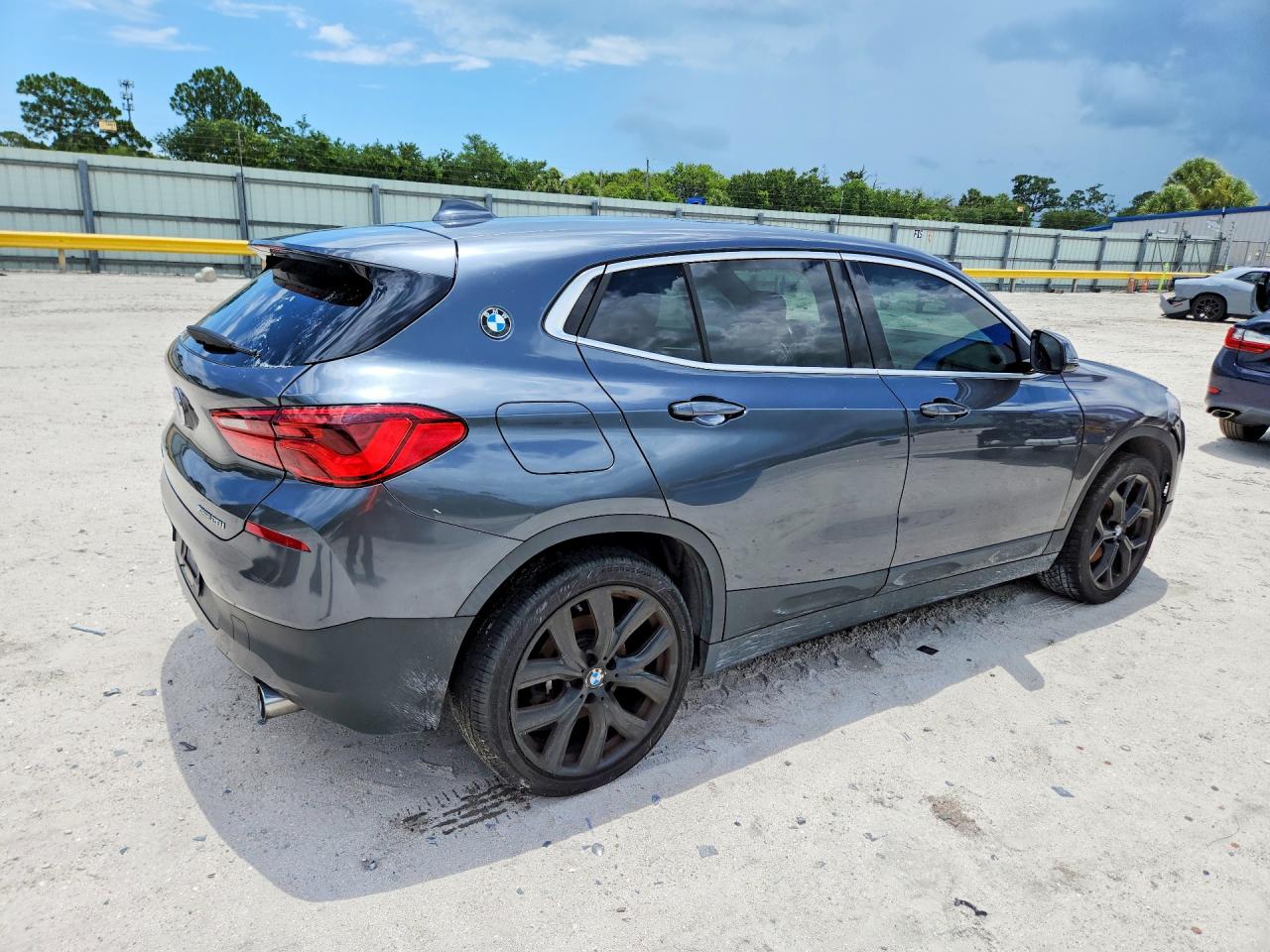 VIN WBXYJ5C38JEF81048 2018 BMW X2