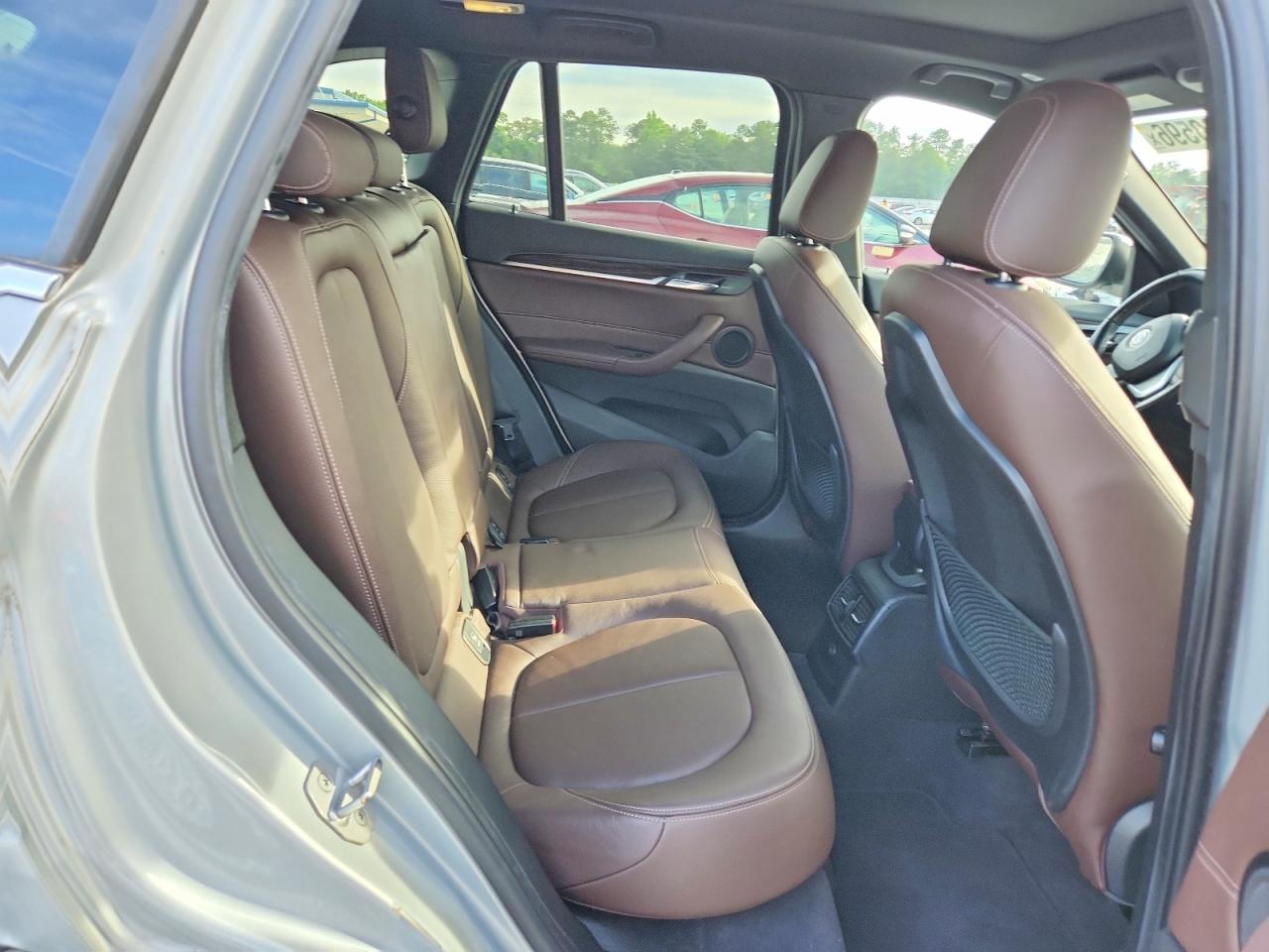VIN WBXHT3C35J5F92300 2018 BMW X1