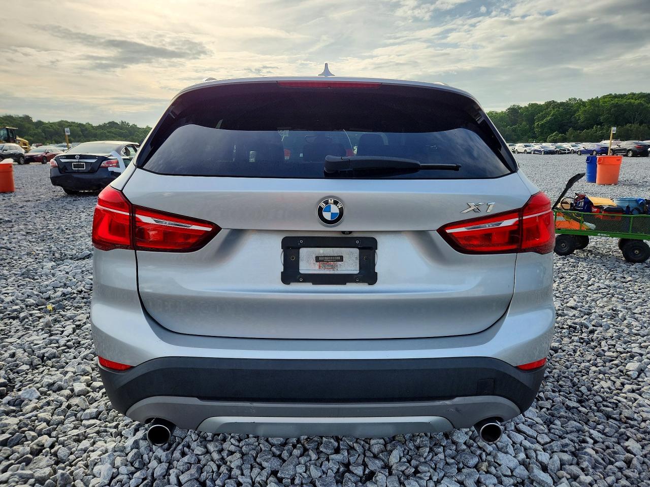VIN WBXHT3C35J5F92300 2018 BMW X1