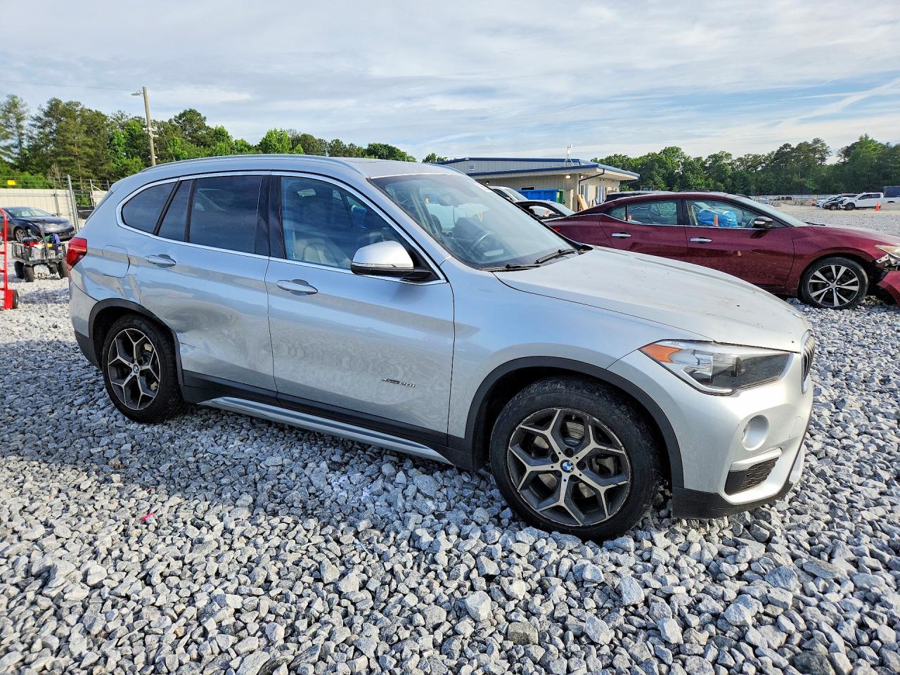 VIN WBXHT3C35J5F92300 2018 BMW X1