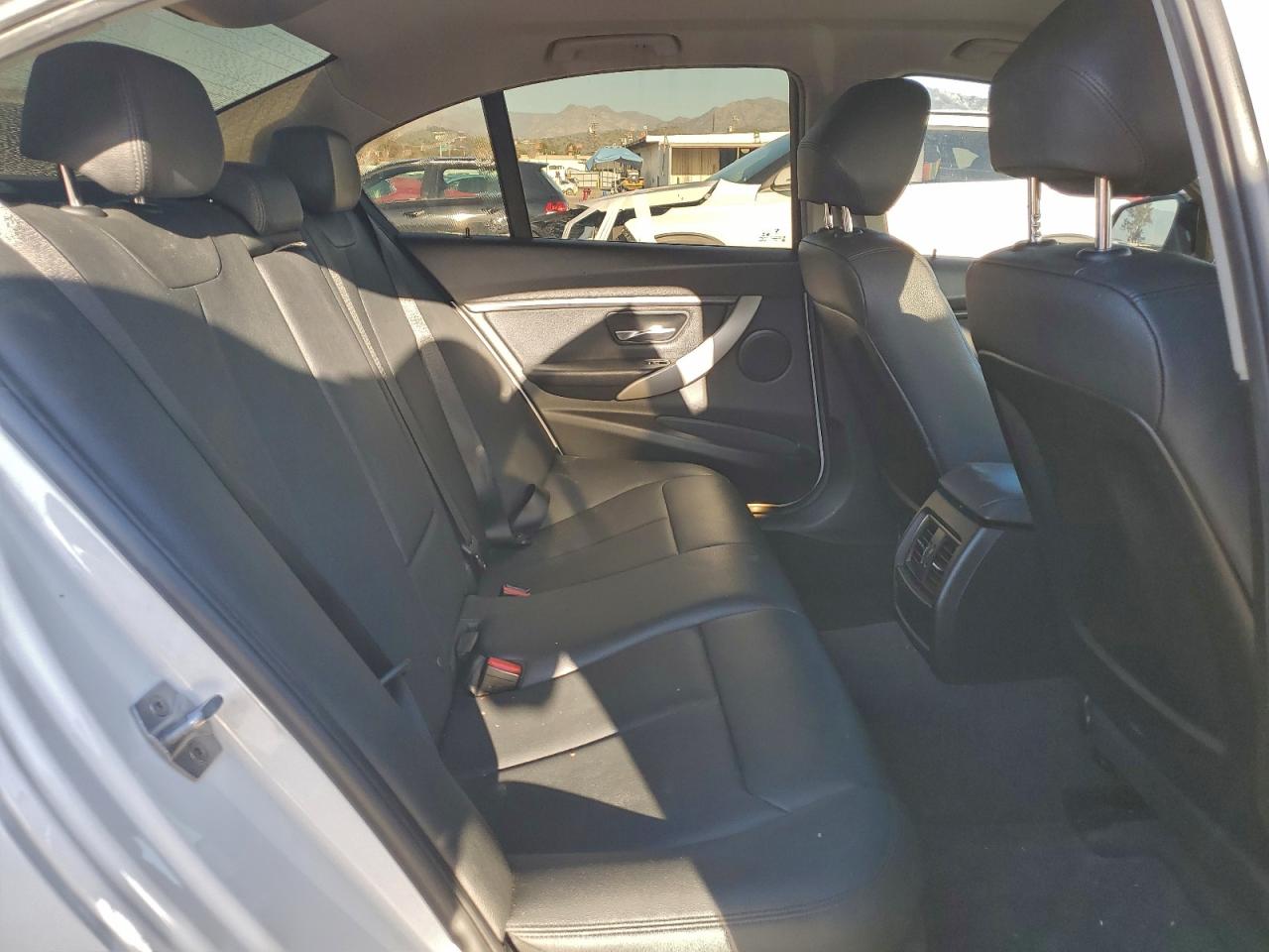 VIN WBA8A9C53JK623465 2018 BMW 320 I
