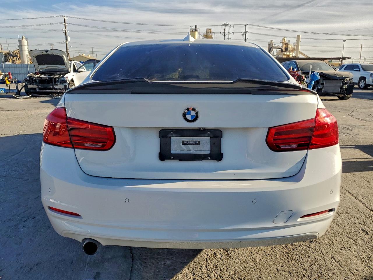 VIN WBA8A9C53JK623465 2018 BMW 320 I